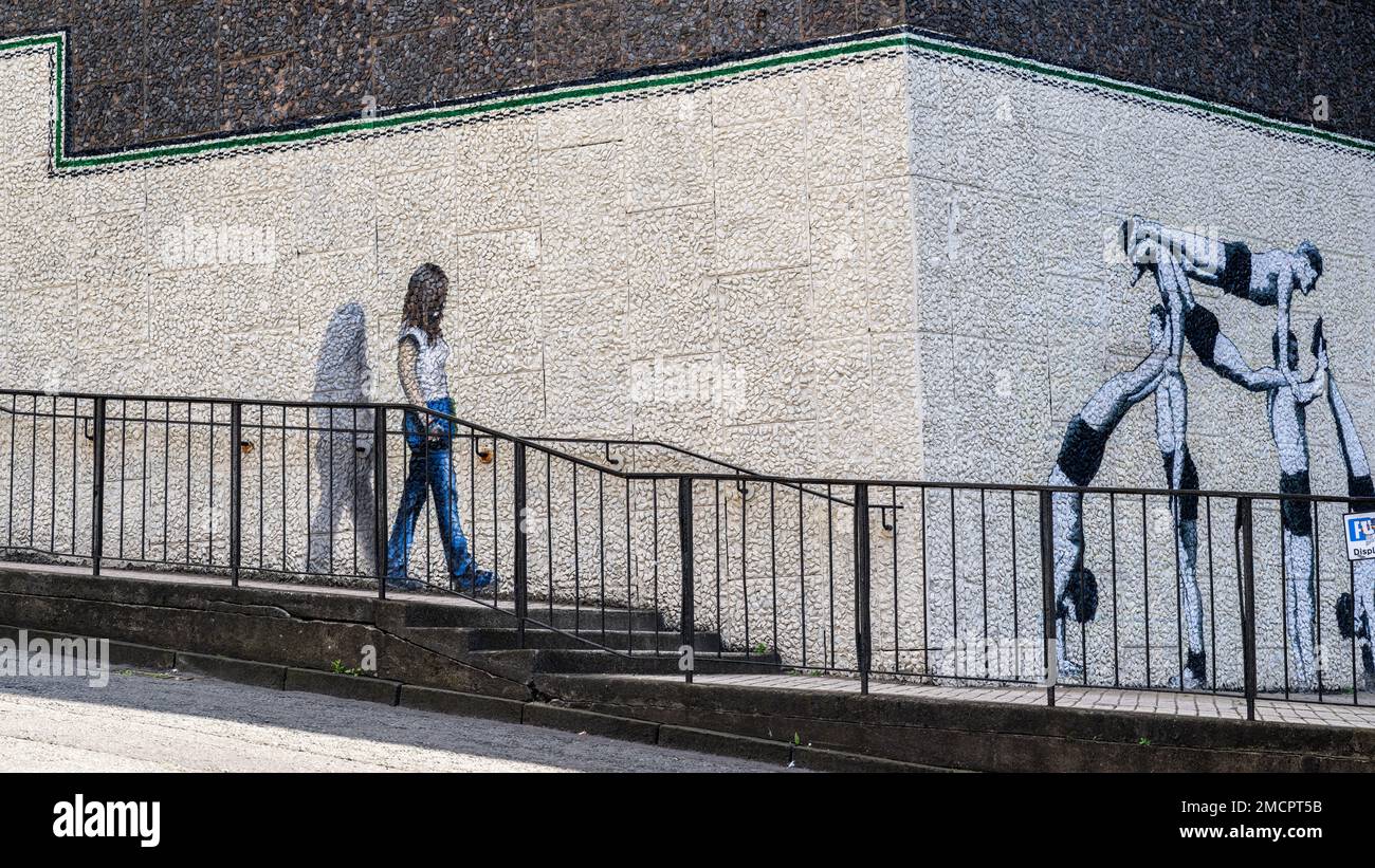 Un murale di graffiti di acrobati su un muro bianco presso la Strathclyde University in North Portland Street; parte del City Centre Mural Trail di Glasgow. Foto Stock