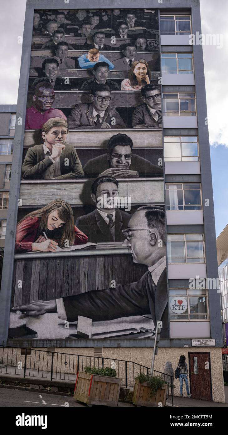Una sezione del murale "Wonderwall" di Artpistol, Rogue and Ejek del 2014 che adorna un timpano di sette piani presso la Strathclyde University in George Street, Glasgow. Foto Stock