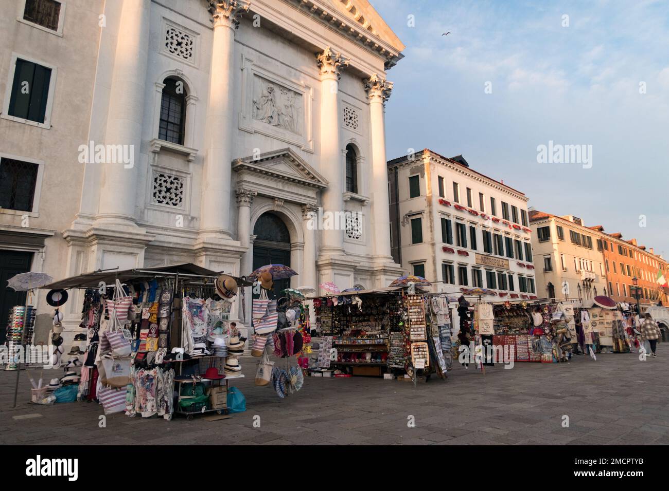 Bancarelle di souvenir di fronte a Santa Maria della Pieta a Venezia Foto Stock