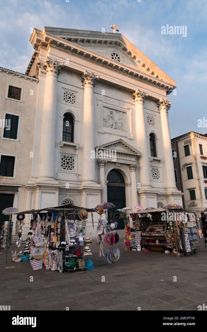 Bancarelle di souvenir di fronte a Santa Maria della Pieta a Venezia Foto Stock