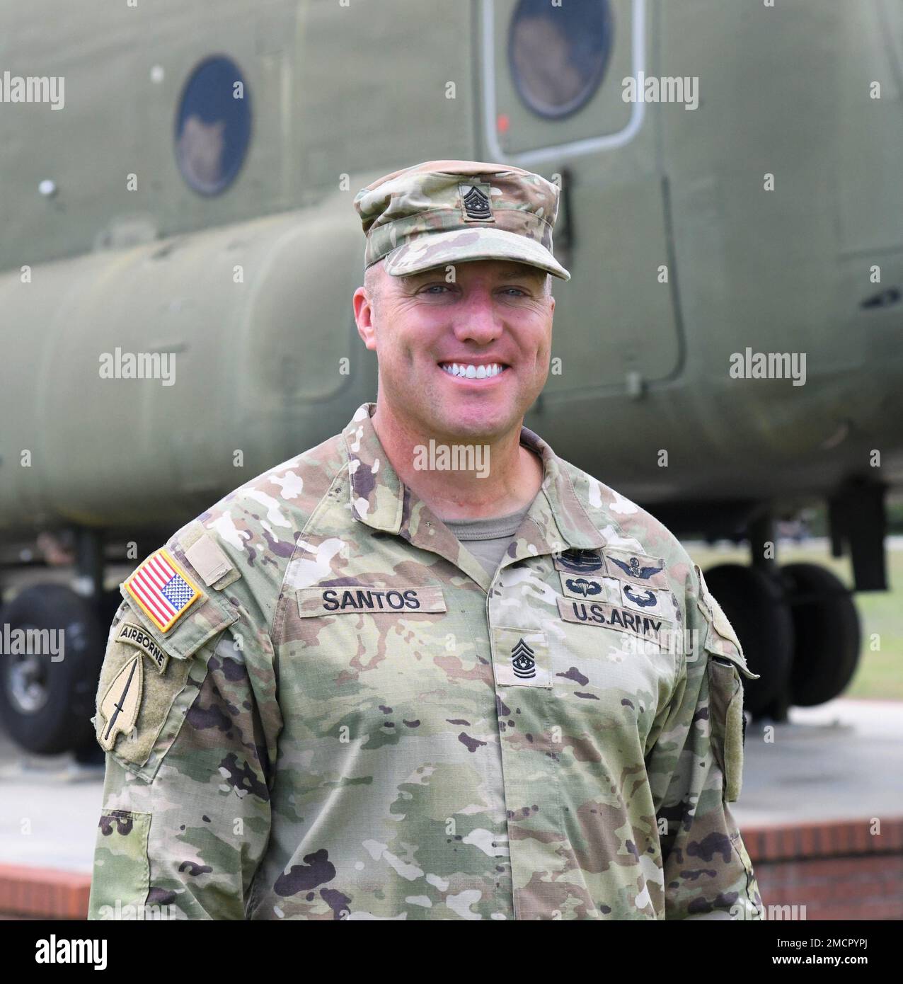 STATI UNITI Julio T. Santos, 110th Aviation Brigade Command sergeant Major, sta per una foto a Fort Rucker, Ala., 8 luglio 2022. Foto Stock
