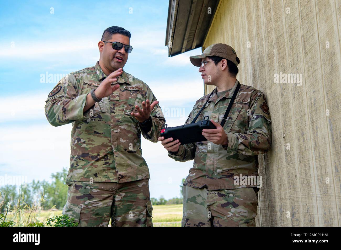 I membri del team CBRN (Civil Engineer Squadron Chemical, Biological, Radiological and Nuclear Team) del 5th si sono allenati sul nuovo Vision 60 'Robot Dog' sulla base dell'aeronautica militare Minot, North Dakota, 8 giugno 2022. Il cane robot può raggiungere una velocità massima di 6,5 mph consentendo un tempo di reazione veloce ai siti di disastro. Foto Stock