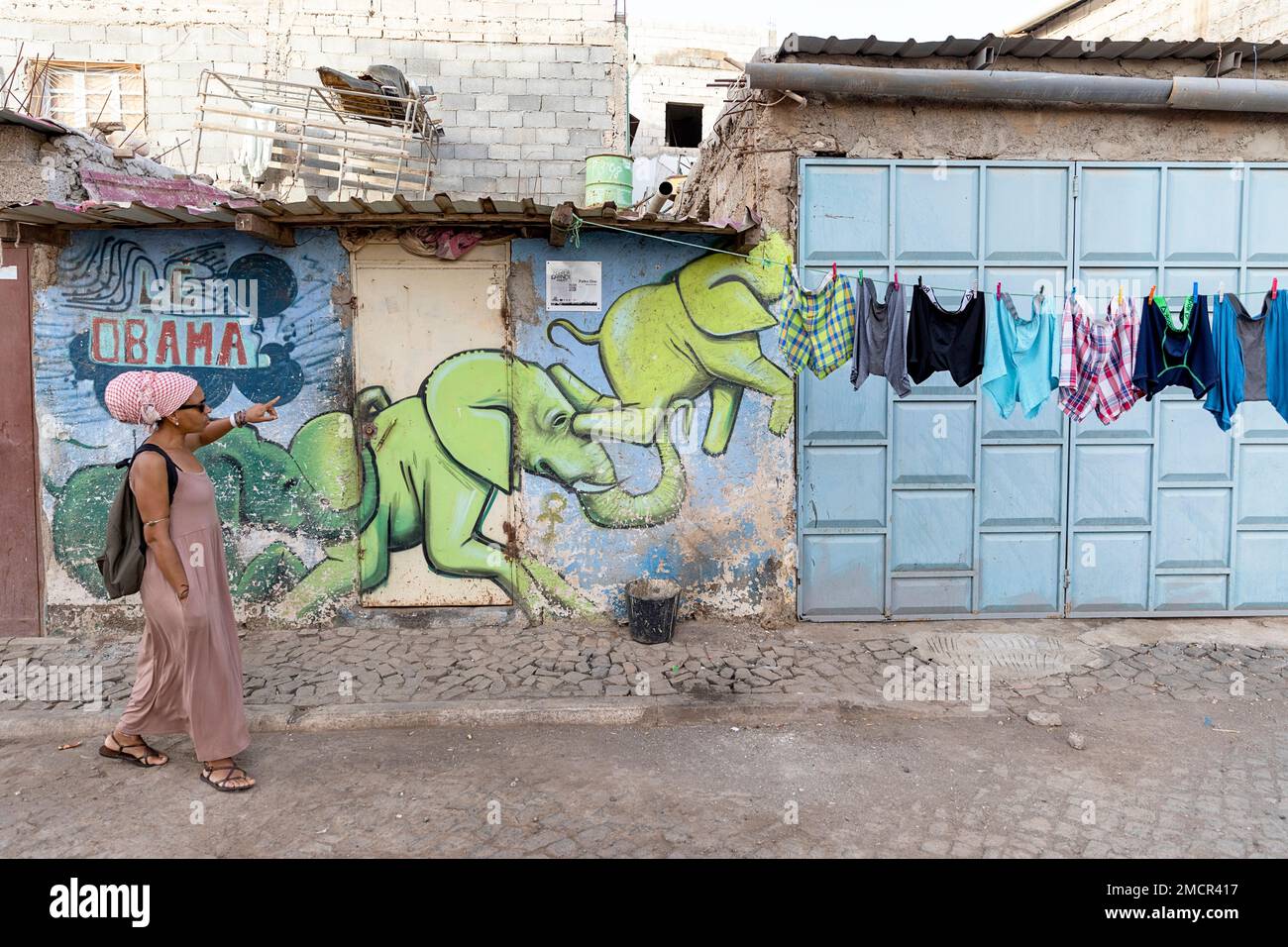 Guida locale che mostra il murale nel quartiere di Achada grande Frente nella città di Praia, la capitale dell'isola di Santiago a Cabo verde, africa Foto Stock
