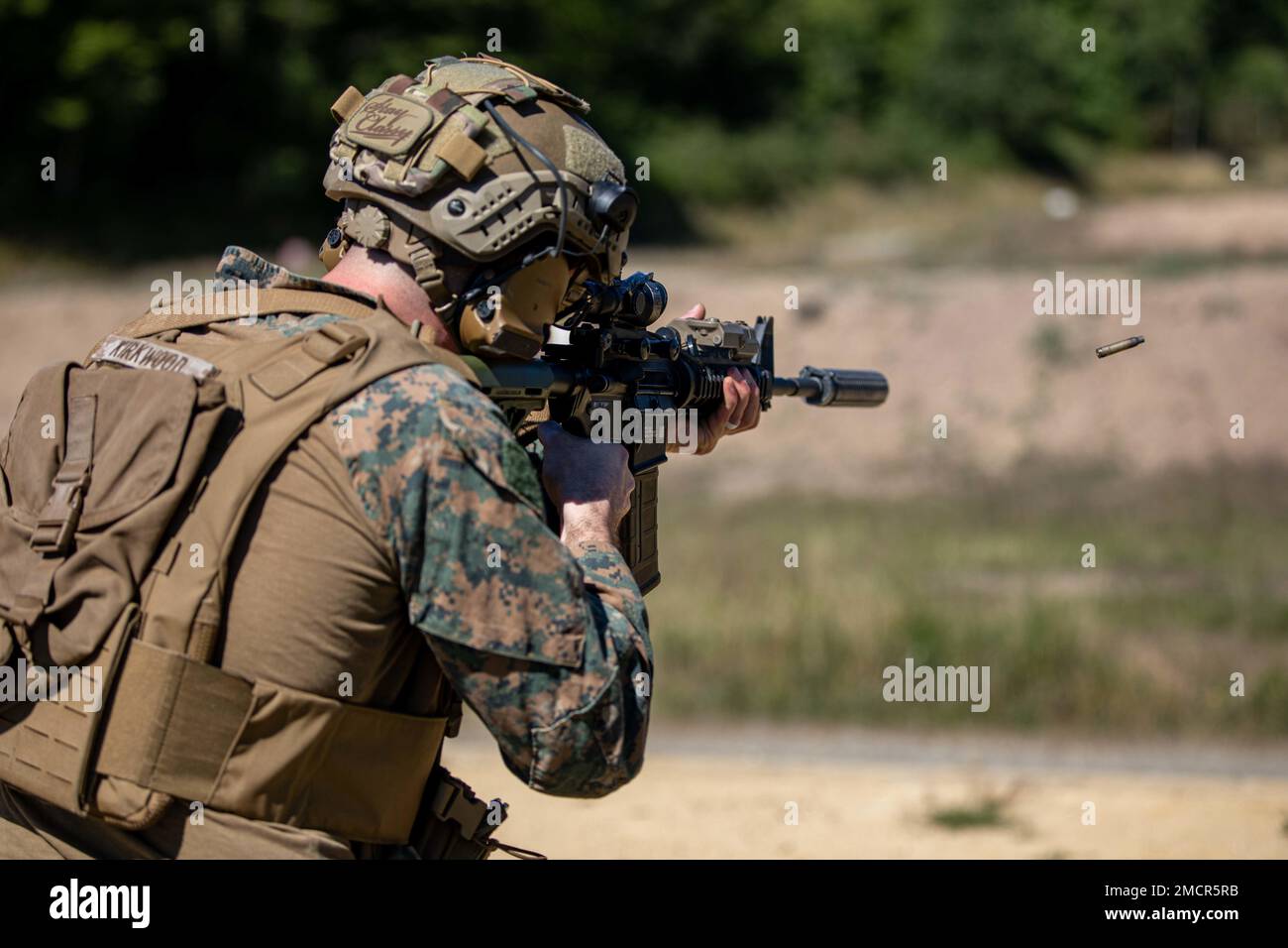 STATI UNITI Sam Kirkwood, un missileman anticarro con Sniper Platoon, Weapons Company, Battalion Landing Team 2/6, 22nd Marine Expeditionary Unit (22nd MEU), spara a bersaglio durante un'esercitazione bilaterale di fuoco vivo a Beignon, Francia, 8 luglio 2022. Il Kearsarge Amphibious Ready Group e 22nd MEU, sotto il comando e il controllo della Task Force 61/2, è in programma uno schieramento negli Stati Uniti Naval Forces Europe area of Operations, impiegato dagli Stati Uniti Sesta flotta per difendere gli interessi degli Stati Uniti, alleati e partner. Foto Stock