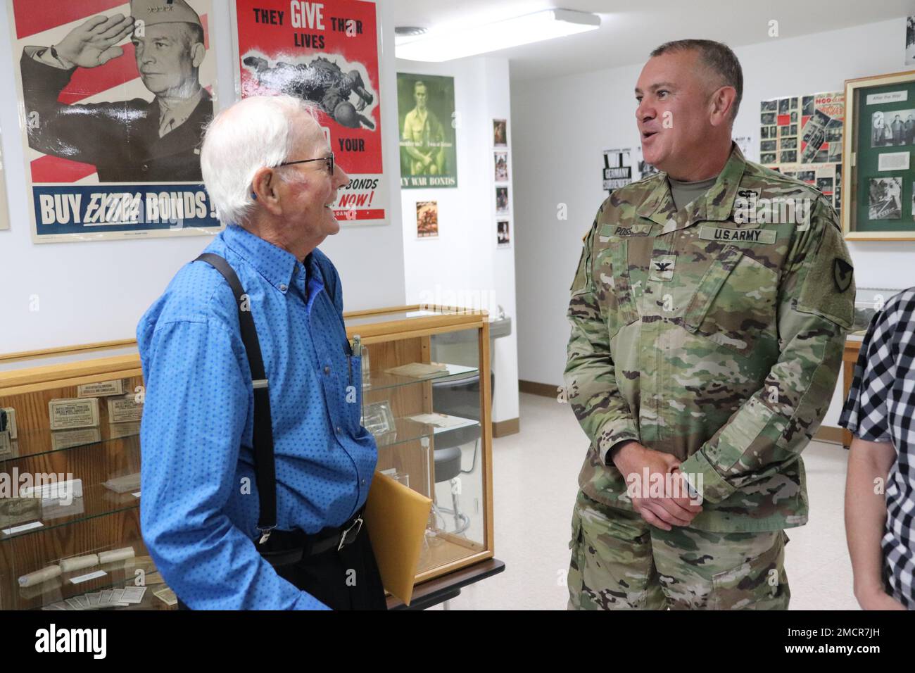 L'ex comandante di Fort McCoy Garrison col. Michael poss e Alan McCoy, nipote del fondatore di Fort McCoy il Gen. Robert Bruce McCoy, hanno una riunione il 8 luglio 2022, a Fort McCoy, Wisconsin. I discendenti del generale Robert Bruce McCoy hanno visitato il post del 8 luglio per saperne di più sulla storia militare della loro famiglia con l'installazione. Foto Stock