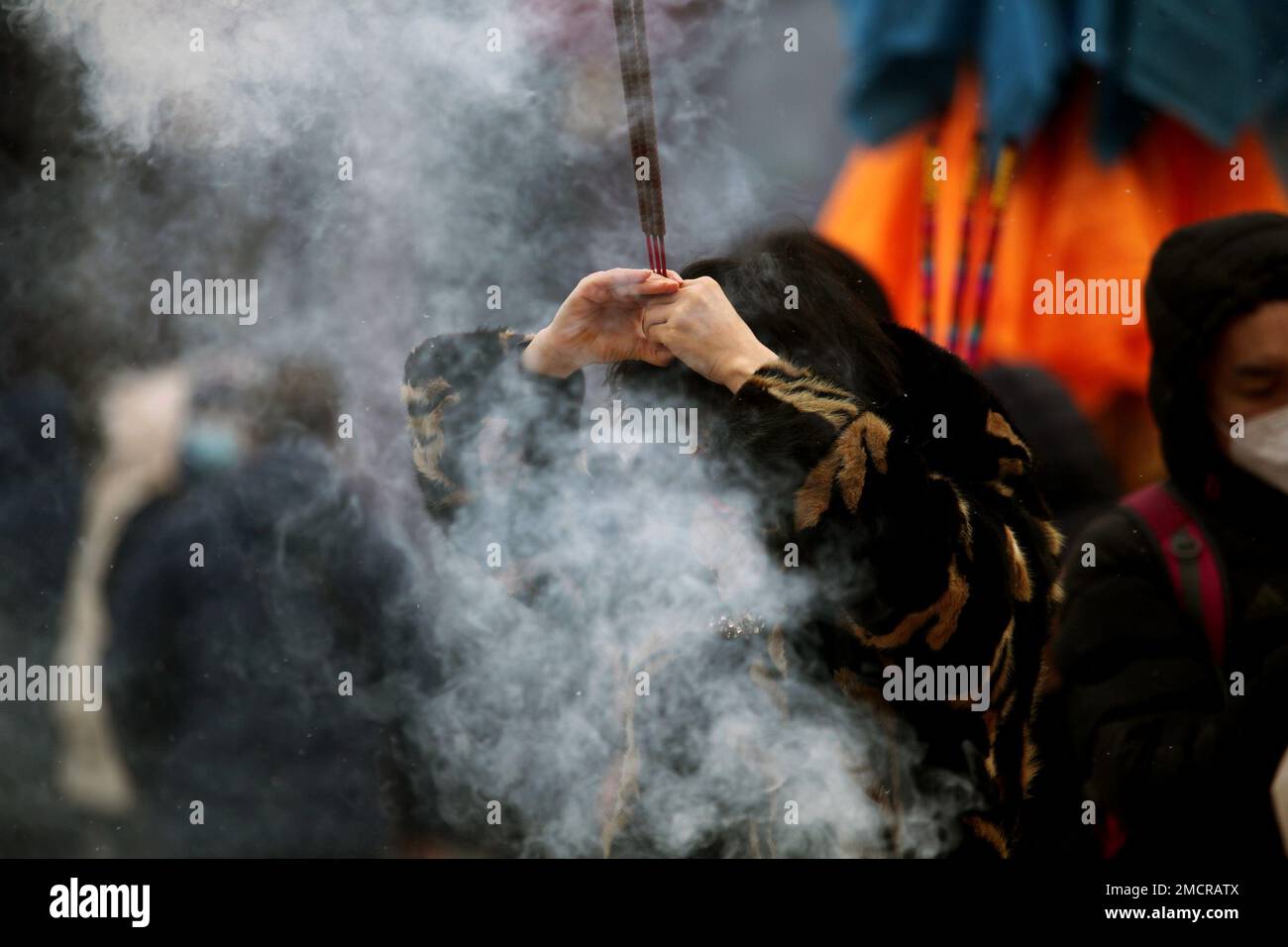 SHENYANG, CINA - 22 GENNAIO 2023 - le persone vengono al tempio di Shisheng per offrire incenso e campane ad anello per dare il benvenuto all'anno del coniglio a Shenyang, Foto Stock