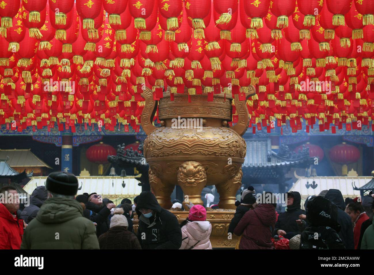 SHENYANG, CINA - 22 GENNAIO 2023 - le persone vengono al tempio di Shisheng per offrire incenso e campane ad anello per dare il benvenuto all'anno del coniglio a Shenyang, Foto Stock