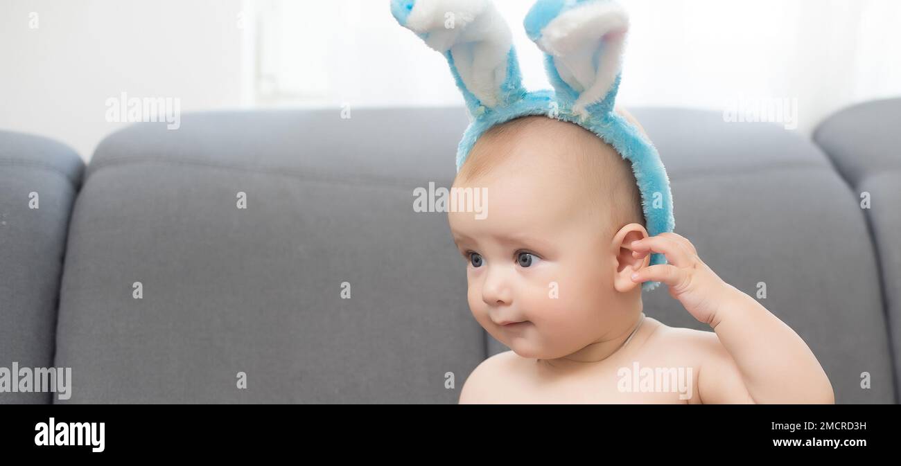 Ritratto di un simpatico baby vestiti di coniglietto pasquale per le orecchie Foto Stock