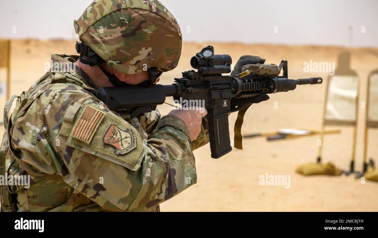 STATI UNITI Air Force Brig. Il generale Willian Betts, comandante della 378th Air Expeditionary Wing, spara una carabina M4 al campo di tiro della base aerea del Principe Sultano, Regno dell’Arabia Saudita, 8 luglio 2022. Lo Squadrone delle forze di sicurezza esterne del 378th ha invitato la leadership dell'AEW del 378th a vedere alcune delle attrezzature dello squadrone e a provare le sue capacità in prima persona. Foto Stock