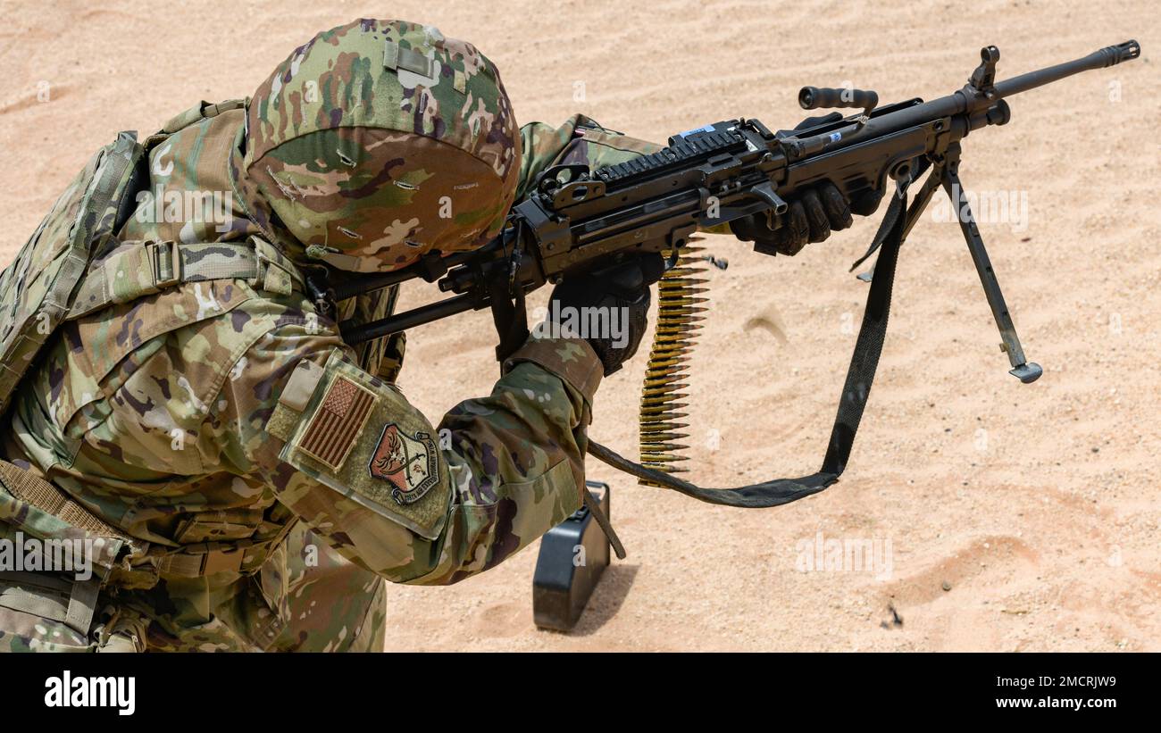 STATI UNITI Air Force Brig. Il generale Willian Betts, comandante della 378th Air Expeditionary Wing, spara una mitragliatrice leggera da M249 mm presso il poligono di tiro della base aerea del Principe Sultano, Regno dell’Arabia Saudita, il 8 luglio 2022. Lo Squadrone delle forze di sicurezza esterne del 378th ha invitato la leadership dell'AEW del 378th a vedere alcune delle attrezzature dello squadrone e a provare le sue capacità in prima persona. Foto Stock