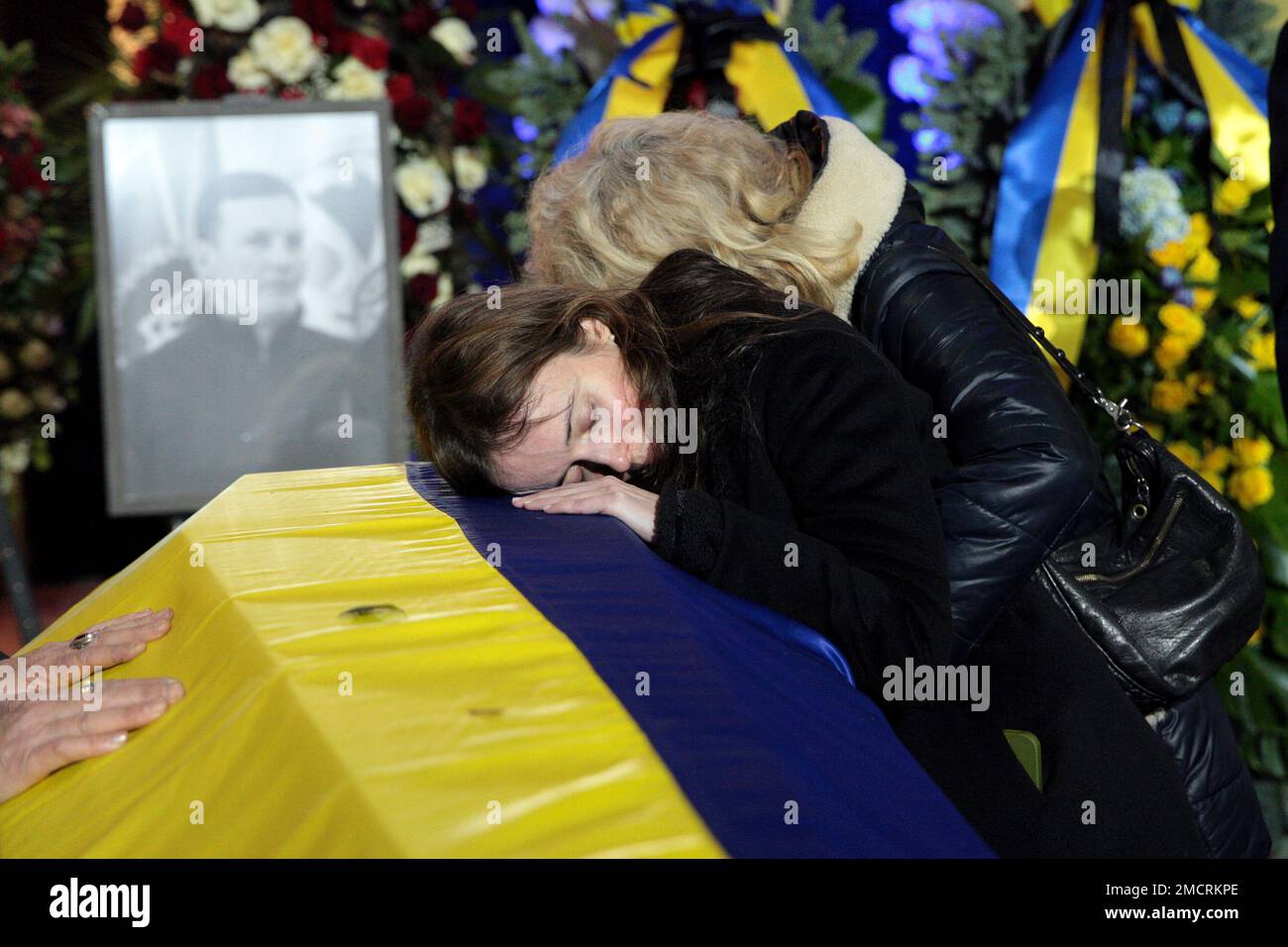 Non esclusiva: KIEV, UCRAINA - 21 GENNAIO 2023 - i parenti piangono il primo vice ministro degli Affari interni dell'Ucraina Yevhenii Yenin durante il Foto Stock