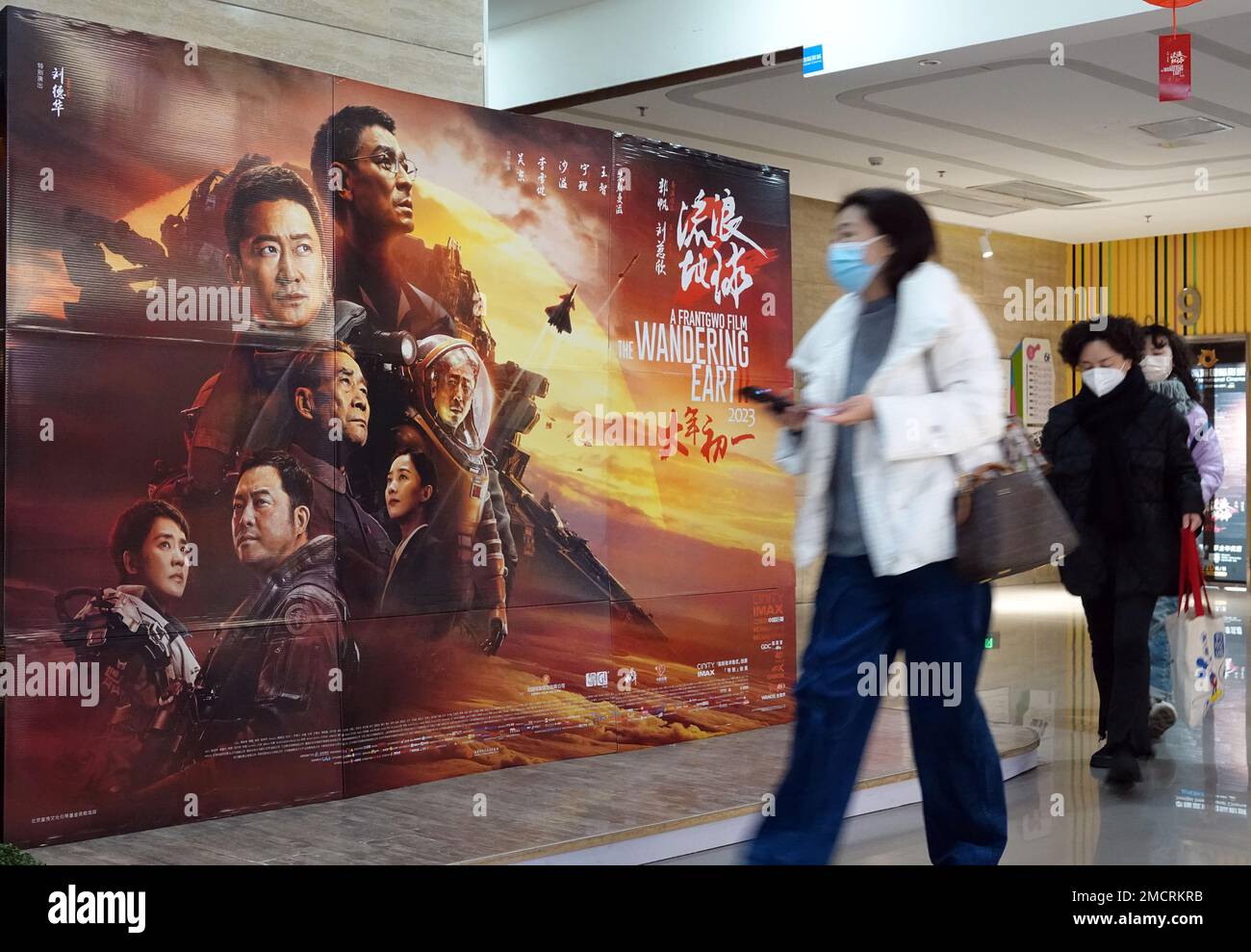 YICHANG, CINA - 22 GENNAIO 2023 - la gente cammina davanti i manifesti dei film cinesi del capodanno lunare ad un cinema a Yichang, provincia di Hubei, Cina, 22 gennaio 2 Foto Stock