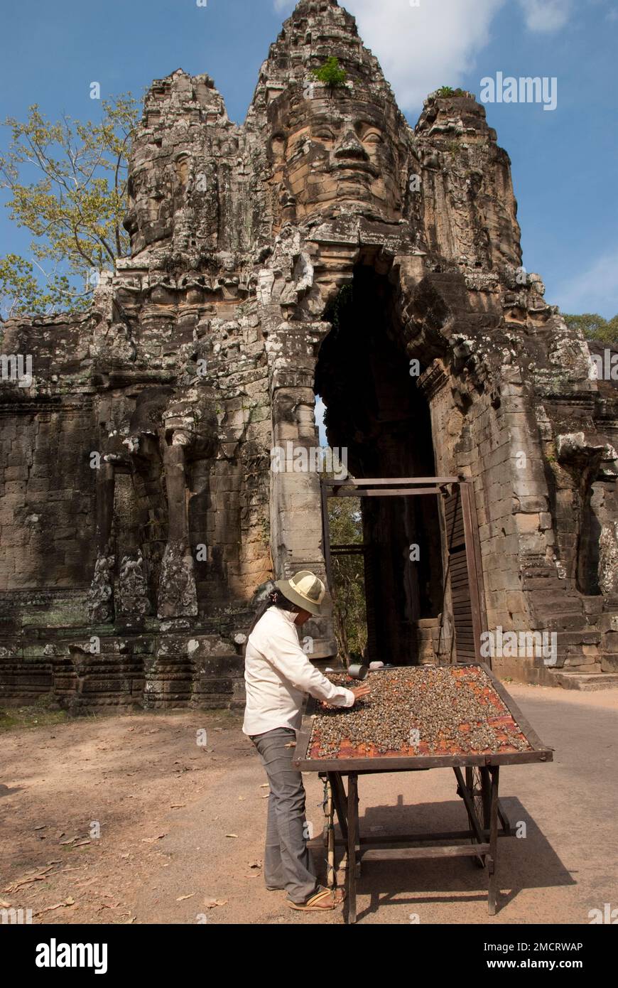 Vendita vongole da South Gate Tower, Angkor Thom, Angkor Wat, Siem Riep, Cambogia Foto Stock