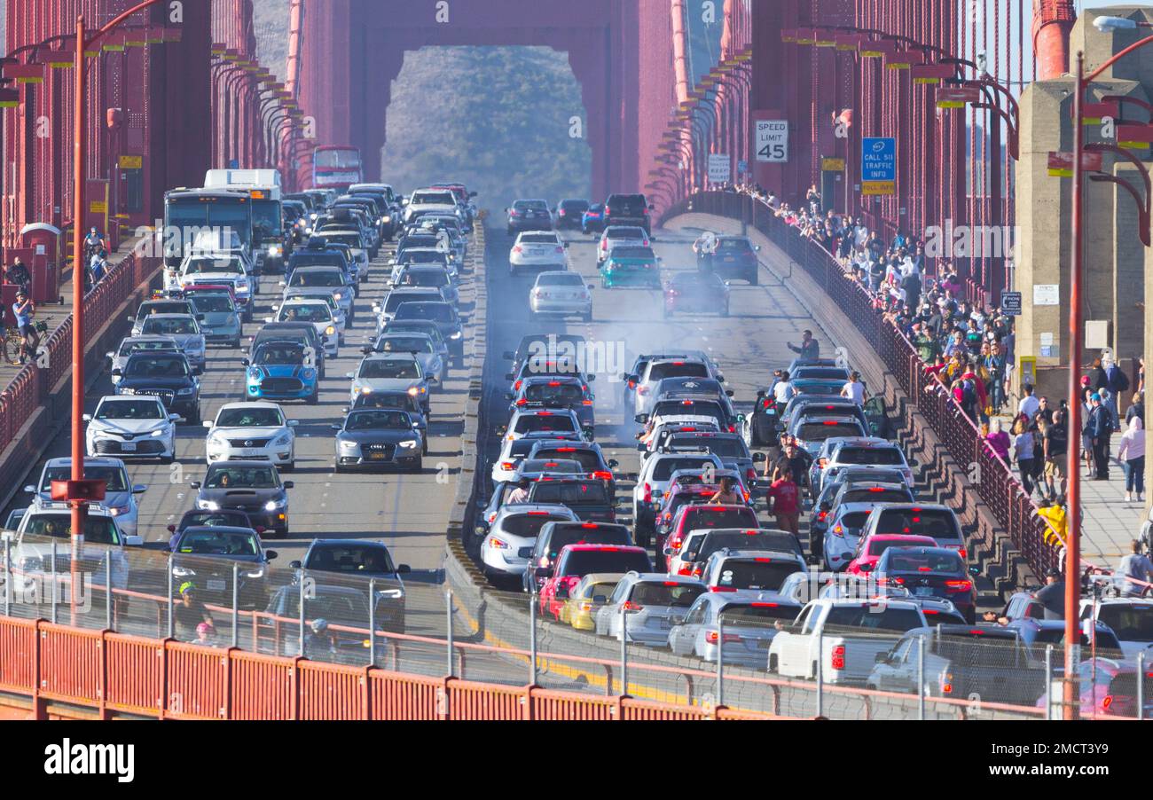 Il traffico del Golden Gate Bridge è fermo a San Francisco, USA, mentre le auto ferme si "bruciano" prima di fuggire ad alta velocità Foto Stock