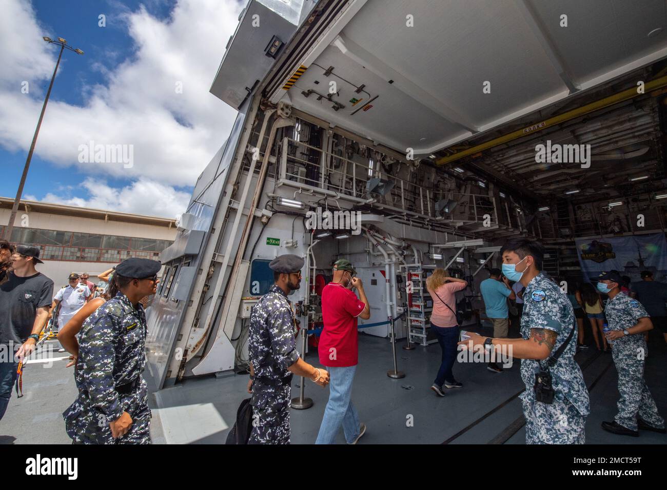 I visitatori entrano nella baia dell'hangar a bordo della Republic of Singapore Navy guidata-missile fregate RSS Intrepid (69) durante una giornata di tour in nave aperta durante il Rim of the Pacific (RIMPAC) 2022. Ventisei nazioni, 38 navi, quattro sottomarini, più di 170 aerei e 25.000 personale partecipano al RIMPAC dal giugno 29 al 4 agosto nelle isole hawaiane e nella California meridionale. Il più grande esercizio marittimo internazionale del mondo, RIMPAC offre un’opportunità di formazione unica, promuovendo e sostenendo le relazioni di cooperazione tra i partecipanti fondamentali per garantire la sicurezza delle vie marittime e. Foto Stock