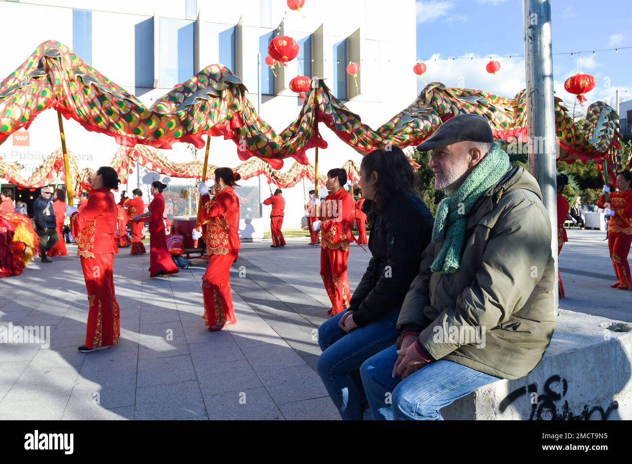 Madrid, Spagna. 20th Jan, 2023. La gente guarda uno spettacolo di danza drago durante un evento per celebrare il Capodanno cinese a Madrid, Spagna, 20 gennaio 2023. Una varietà di attività si sono svolte in città spagnole per celebrare il Capodanno cinese. Credit: Gustavo Valiente/Xinhua/Alamy Live News Foto Stock