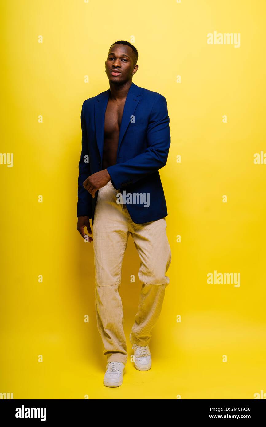 Giovane uomo afroamericano sorridente, isolato su uno studio di sfondo giallo. Persone emozioni sincere Foto Stock