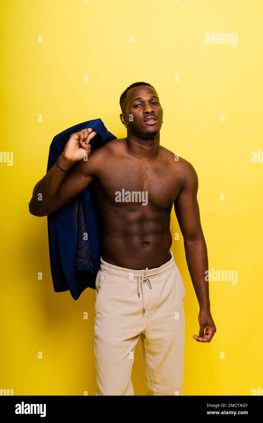 Giovane uomo afroamericano sorridente, isolato su uno studio di sfondo giallo. Persone emozioni sincere Foto Stock