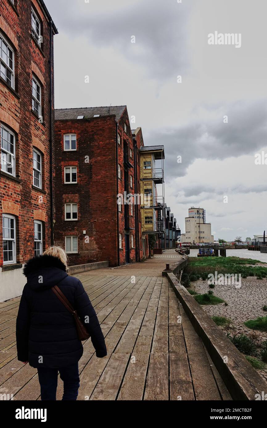 Passeggiando lungo il fiume Hull in una giornata molto umida a Kingston upon Hull, Yorkshire, Regno Unito Foto Stock