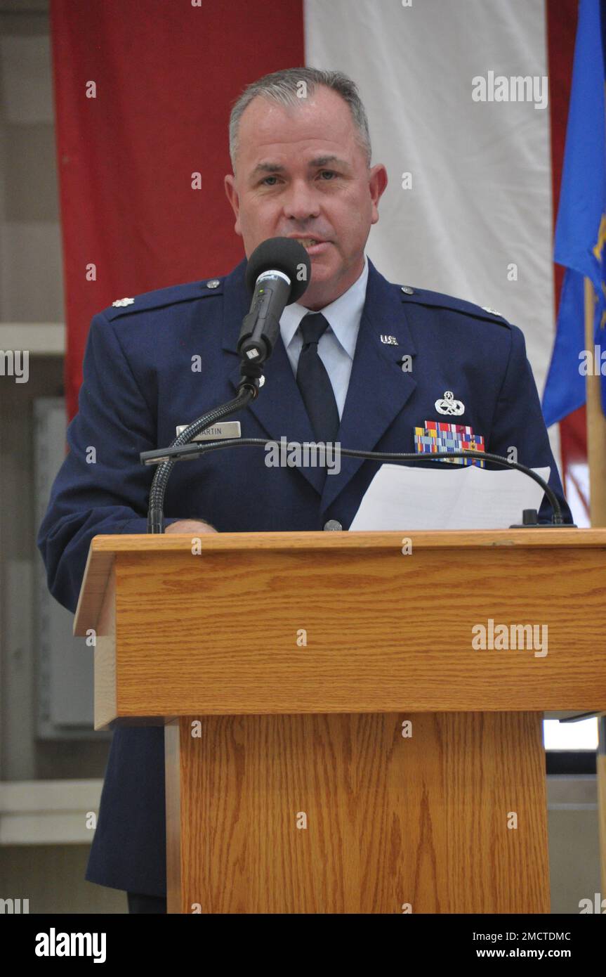 Stuart Martin, comandante del gruppo di manutenzione 908th, si rivolge al pubblico durante una cerimonia di assunzione del comando il 9 luglio 2022 alla base dell'aeronautica militare di Maxwell, Alabama. Martin prende il comando della 908 MXG mentre l'unità si prepara per una potenziale remissione da una missione tattica C-130H Hercules a essere l'unità di addestramento formale dell'aeronautica militare per l'elicottero MH-139A Grey Wolf. Foto Stock