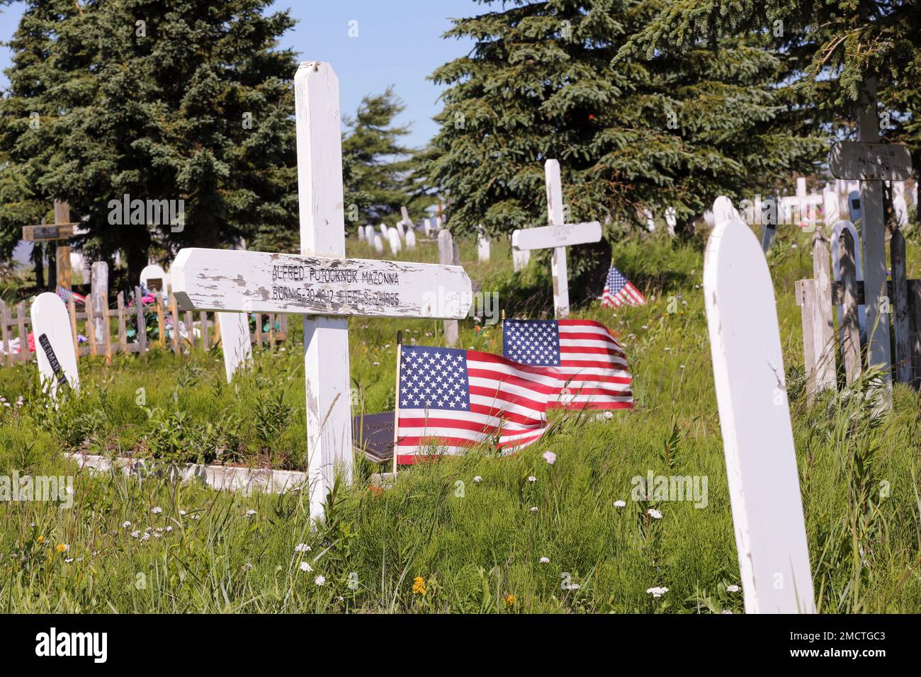 Le bandiere degli Stati Uniti ondano nel vento al cimitero di Belmont Point a Nome, 8 luglio 2022, dove circa 124 veterani della Guardia Territoriale dell'Alaska sono riposati in tombe non marcate. Lo Stato dell'Alaska Office of Veterans Affairs sta lavorando con i partner della comunità locale, per includere i Veterans of Foreign War Post, per garantire che le tombe siano contrassegnate in riconoscimento del servizio del veterano. (Foto della Guardia Nazionale dell'Alaska di 1st Lt. Balinda o'Neal) Foto Stock