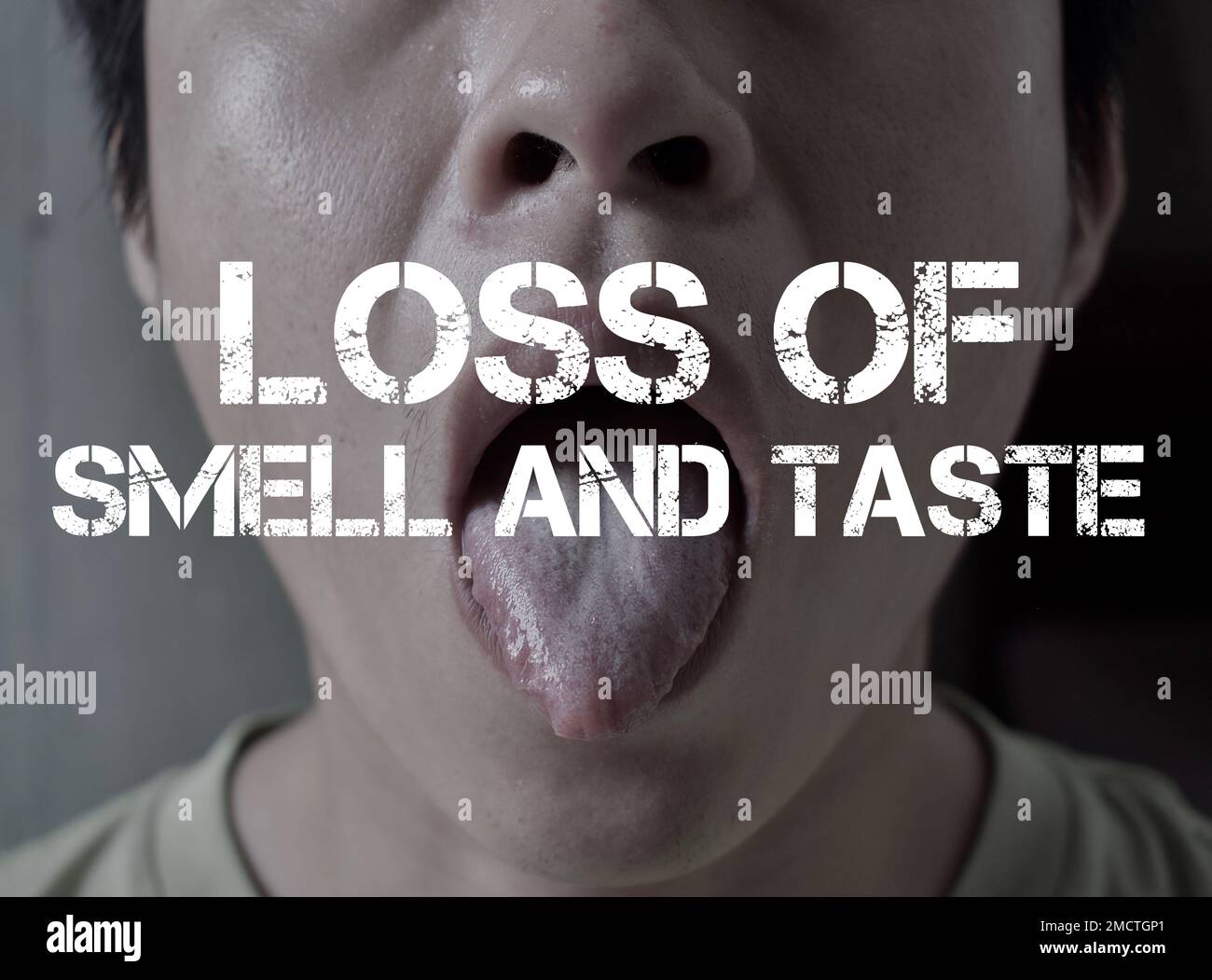 Titolo “perdita di odore e sapore” con sfondo del naso e della bocca di un giovane adulto dell’Asia sudorientale. Concetto di anosmia e di ageusia. Sintomi di COVID1 Foto Stock