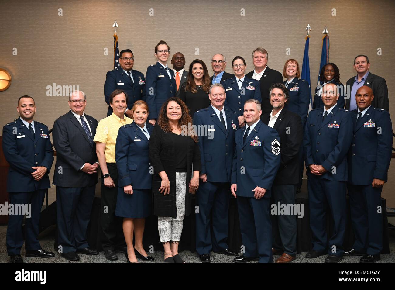 I Comandanti Onorari del 2022 e la leadership di Airlift Wing del 433rd si riuniscono dopo la cerimonia di Induction dei Comandanti Onorari del 433rd a San Antonio, 9 luglio 2022. Nel corso della cerimonia sono stati inseriti nell'ala un totale di nove comandanti onorari. Foto Stock