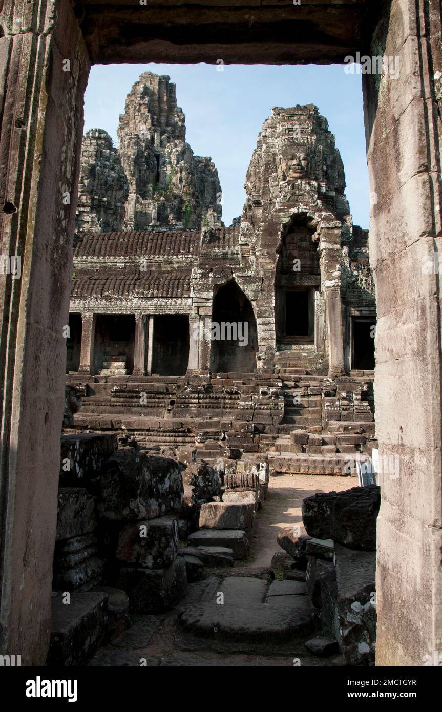 Vista attraverso la porta di torri con le facce, il tempio di Bayon, Angkor Complex, Siem Riep, Cambogia Foto Stock