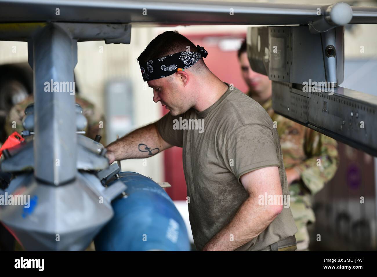 Staff Sgt. Nolan Smith, 35th Fighter Generation Squadron Weapons Load Crew Chief team ispeziona una munizioni su un F-16 Fighting Falcon durante il 2nd Quarter Load Crew Competition alla base aerea di Kunsan, Repubblica di Corea, 9 luglio 2022. Le competizioni testano la capacità degli equipaggi di caricare le munizioni in modo sicuro, affidabile, tempestivo ed efficace, promuovendo allo stesso tempo lo spirito di squadra attraverso una competizione amichevole. Foto Stock