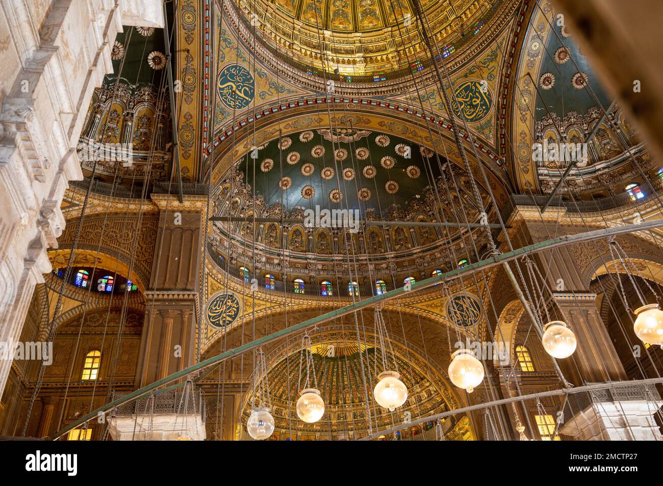 Colorato interno della cupola nella Moschea di Muhammad Ali nella Cittadella del Cairo che si affaccia sulla città del Cairo, in Egitto. Foto Stock