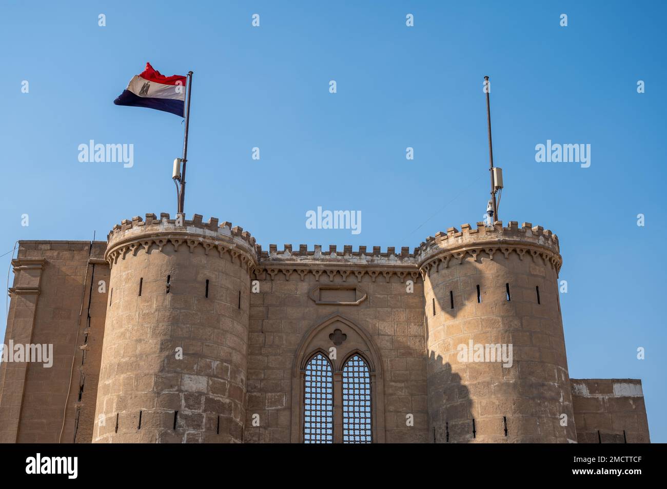Bandiera egiziana che sventola sulla cittadella di Salah El DIN al Cairo, Egitto Foto Stock