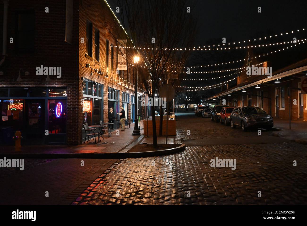 Luci notturne nel quartiere degli affari City Market nel centro di Raleigh, North Carolina. Foto Stock