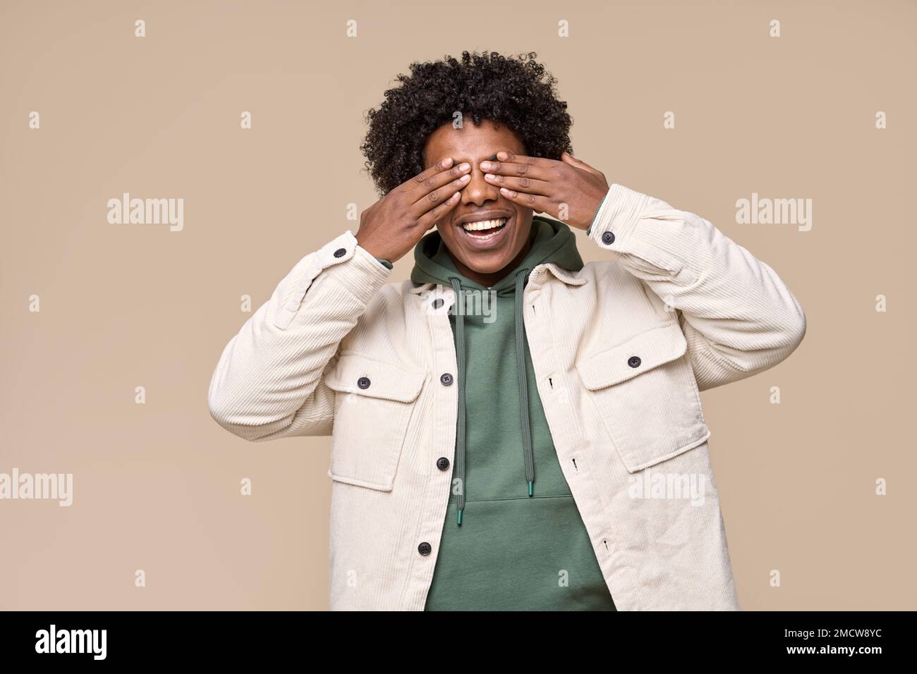 Afro americano gen z guy chiusura occhi isolati su sfondo beige. Foto Stock