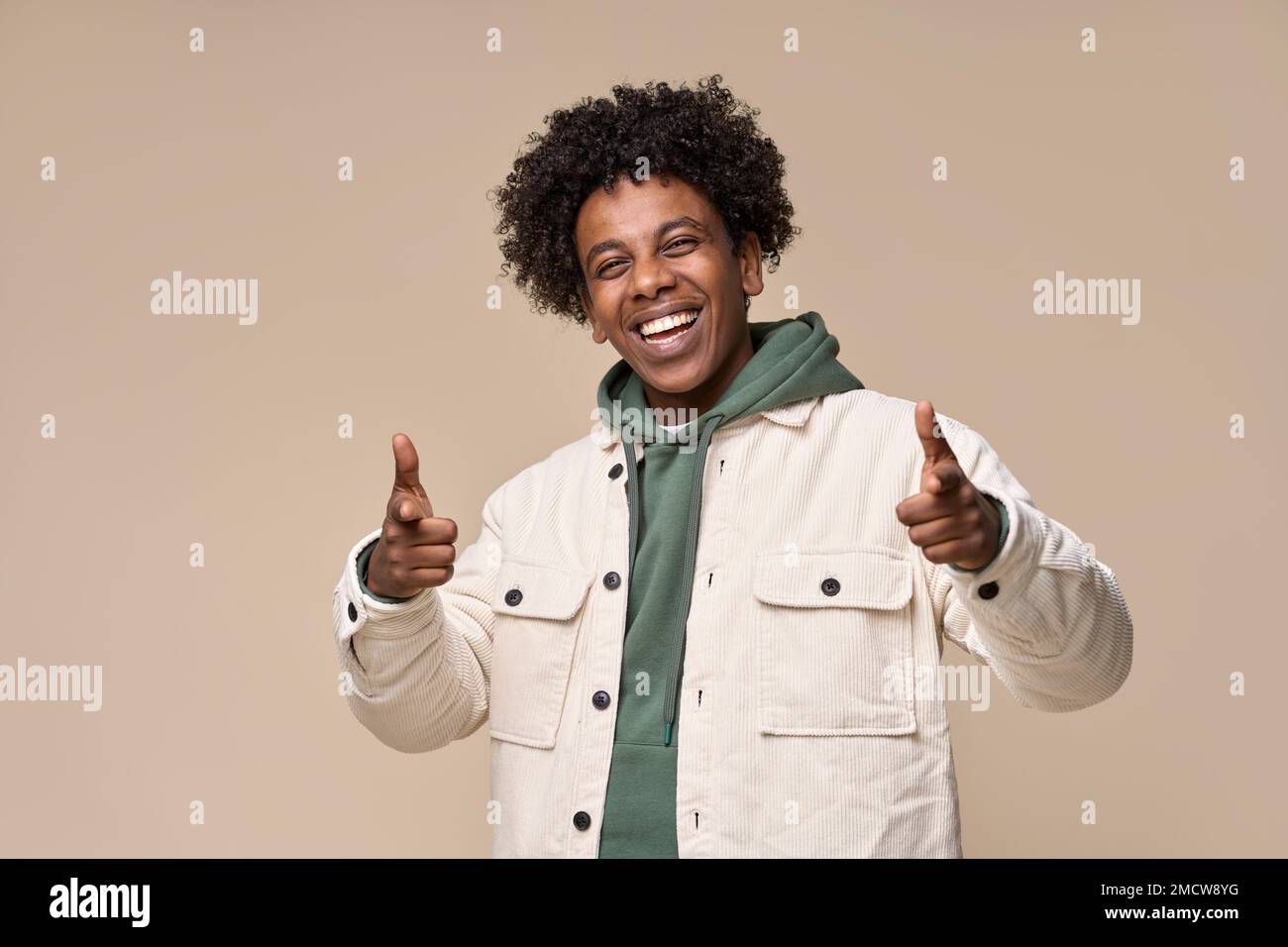 Ragazzo afro-americano felice che indica voi isolato su sfondo beige. Foto Stock
