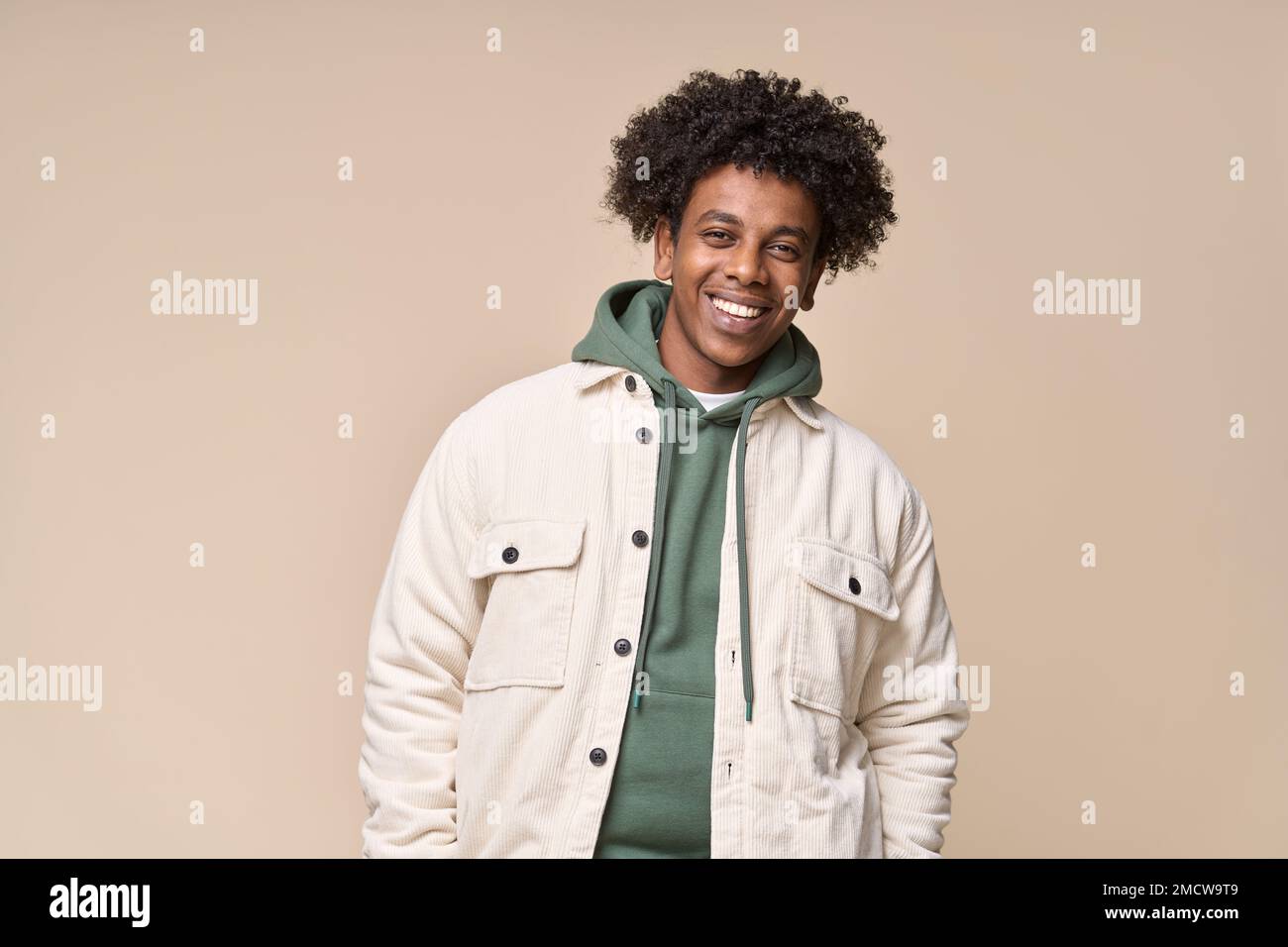 Ragazzo felice adolescente afro-americano gen z isolato su sfondo beige. Foto Stock