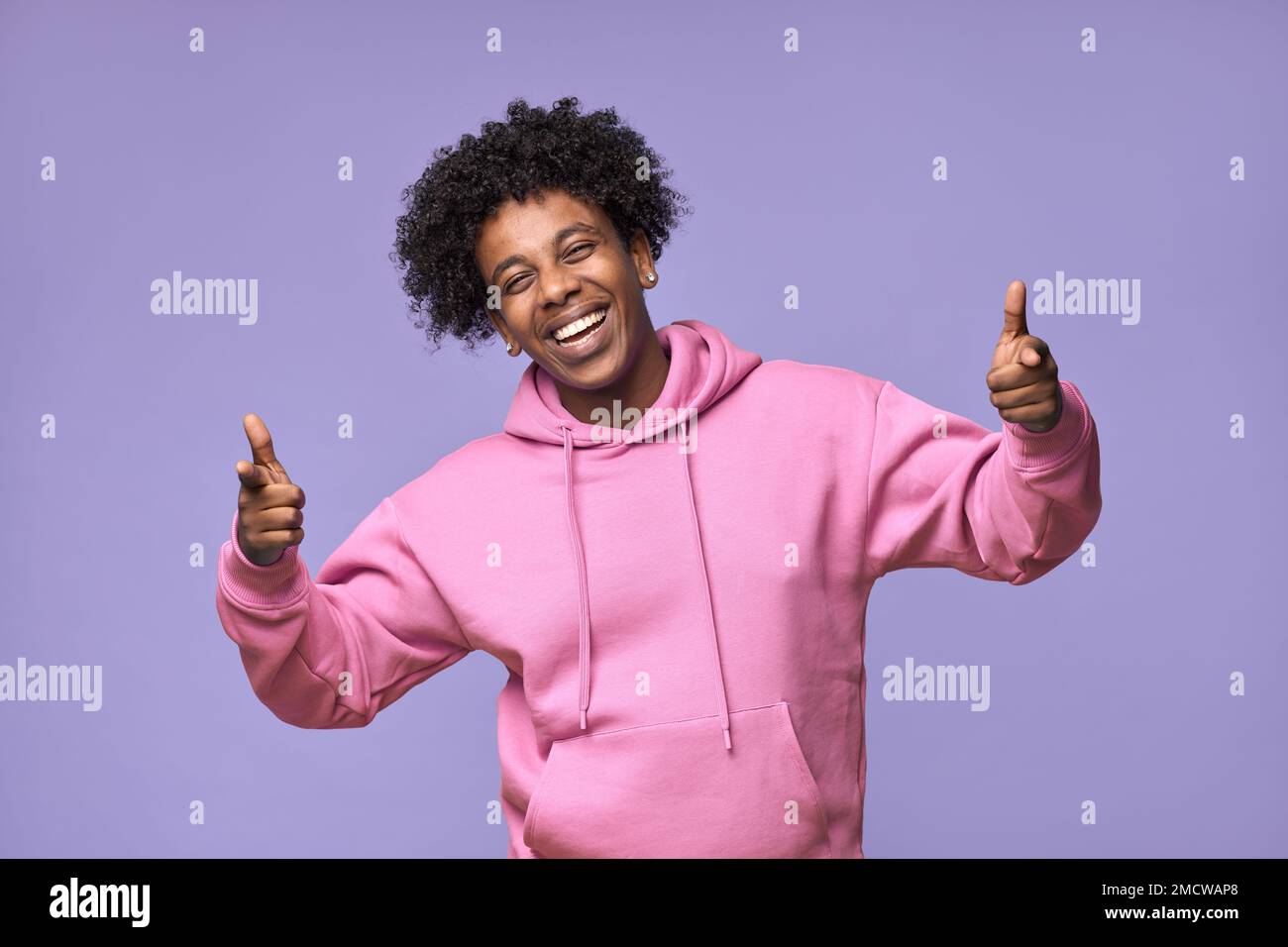 Ragazzo afro-americano felice che indica voi isolato su sfondo viola. Foto Stock