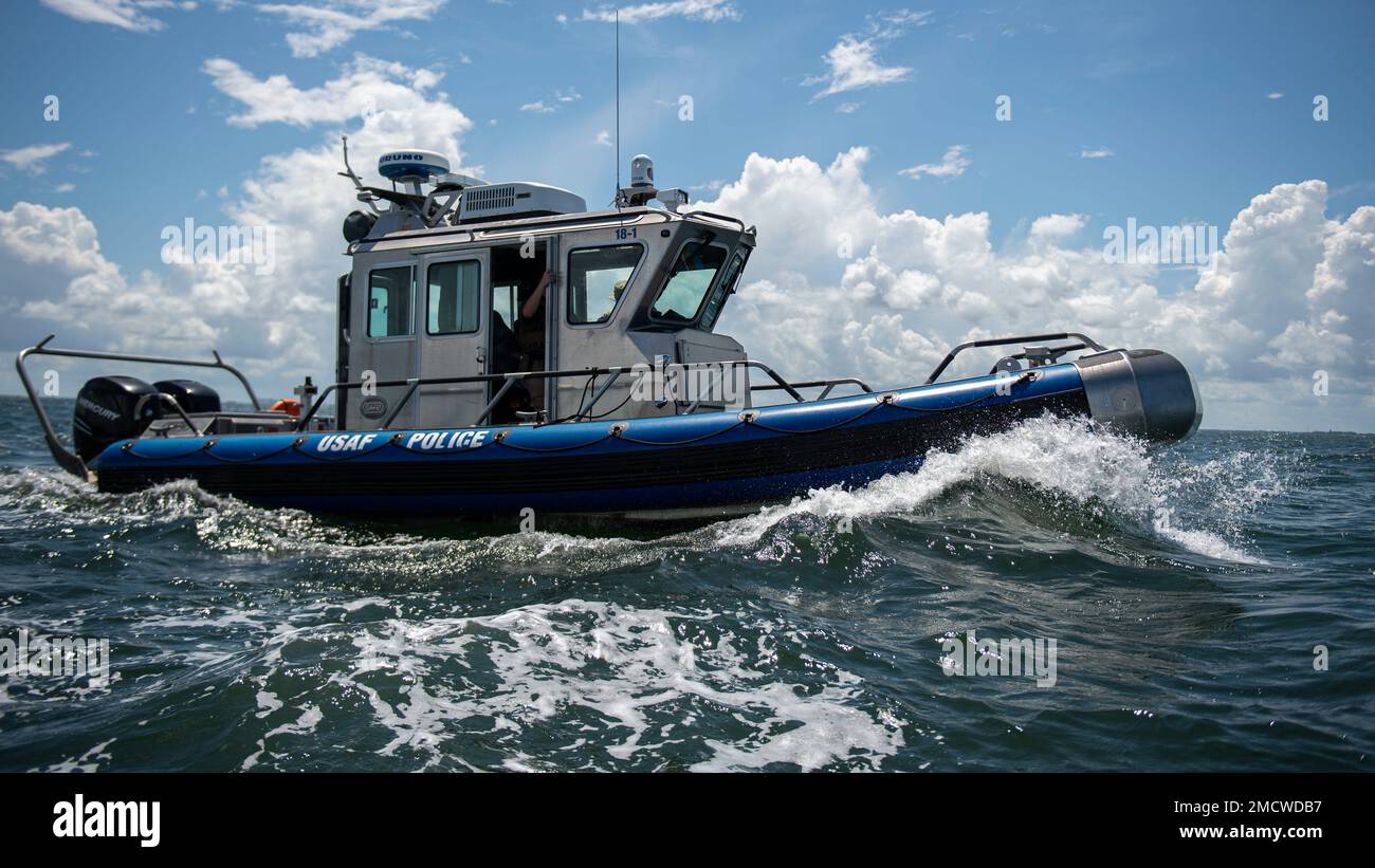 I pattugliatori marini degli Stati Uniti assegnati allo Squadrone delle forze di sicurezza del 6th, gestiscono una nave mentre si pattugliano intorno alla base dell'aeronautica militare di MacDill, Florida, 10 luglio 2022. Il ruolo principale dell’unità di pattuglia marina 6th SFS è quello di impedire ai battitori di entrare nell’area costiera ristretta di MacDill, che si estende per oltre un miglio al di fuori della base. Foto Stock