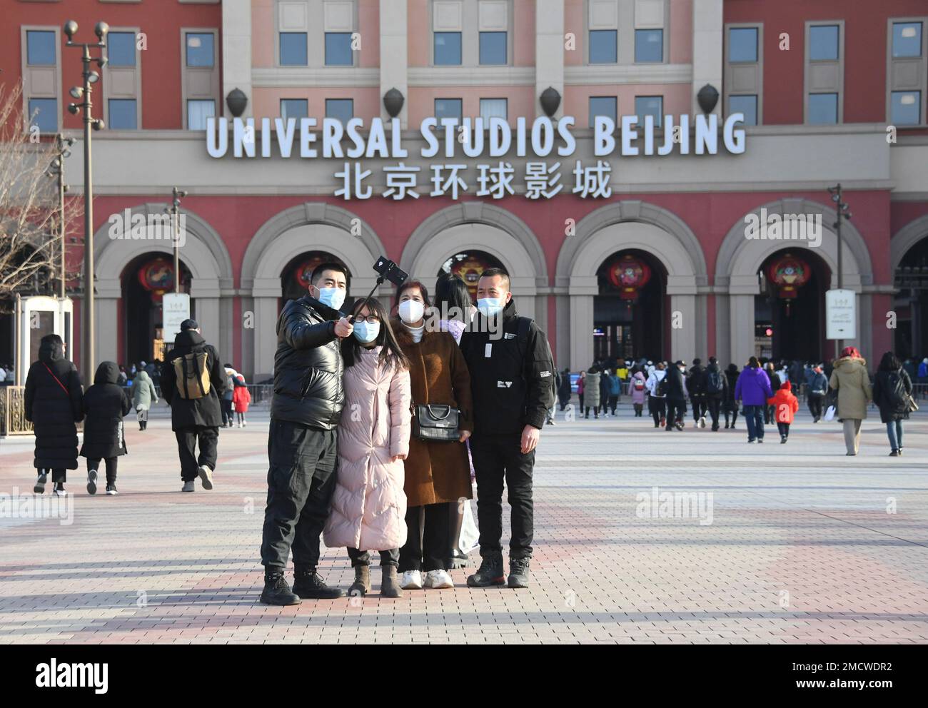 Pechino, Cina. 22nd Jan, 2023. I turisti posano per le foto all'Universal Beijing Resort a Pechino, capitale della Cina, 22 gennaio 2023. Il Capodanno cinese lunare, o Primavera Festival, cade la Domenica. Credit: Ren Chao/Xinhua/Alamy Live News Foto Stock