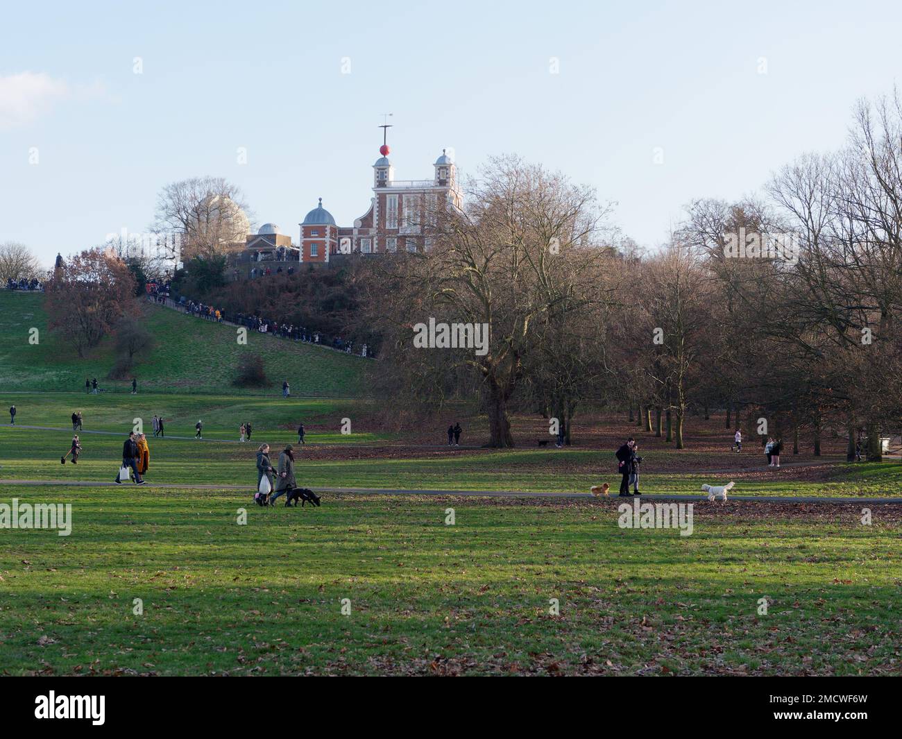 Giornata invernale nel parco di Greenwich mentre la gente cammina sotto il Royal Observatory. Londra, Inghilterra Foto Stock