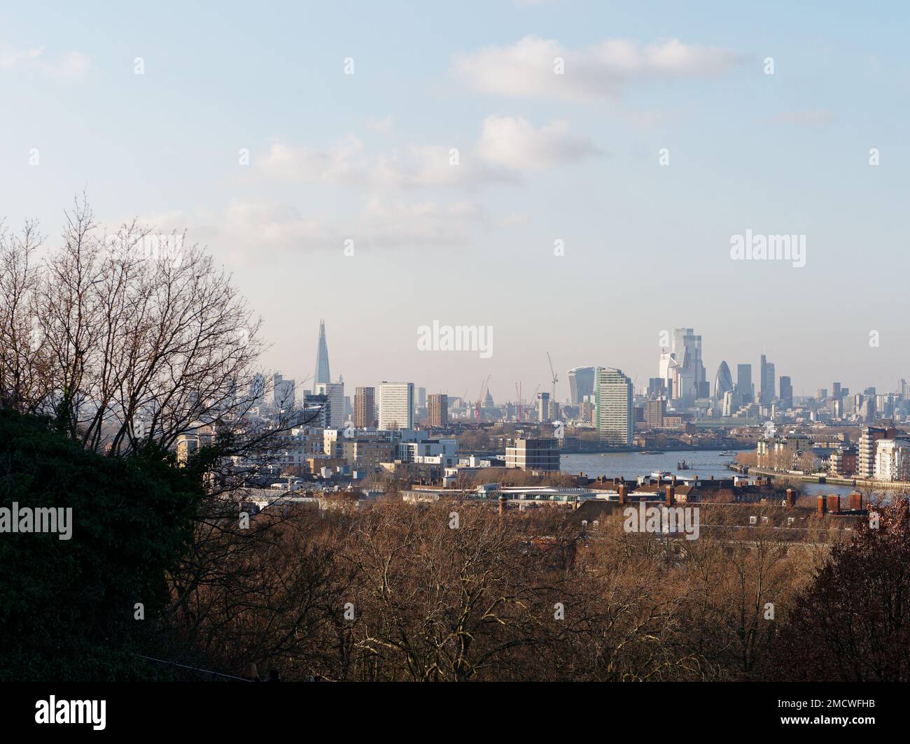 Vista dal Greenwich Park sul Tamigi con edifici moderni che includono lo Shard in lontananza. Londra Inghilterra. Foto Stock