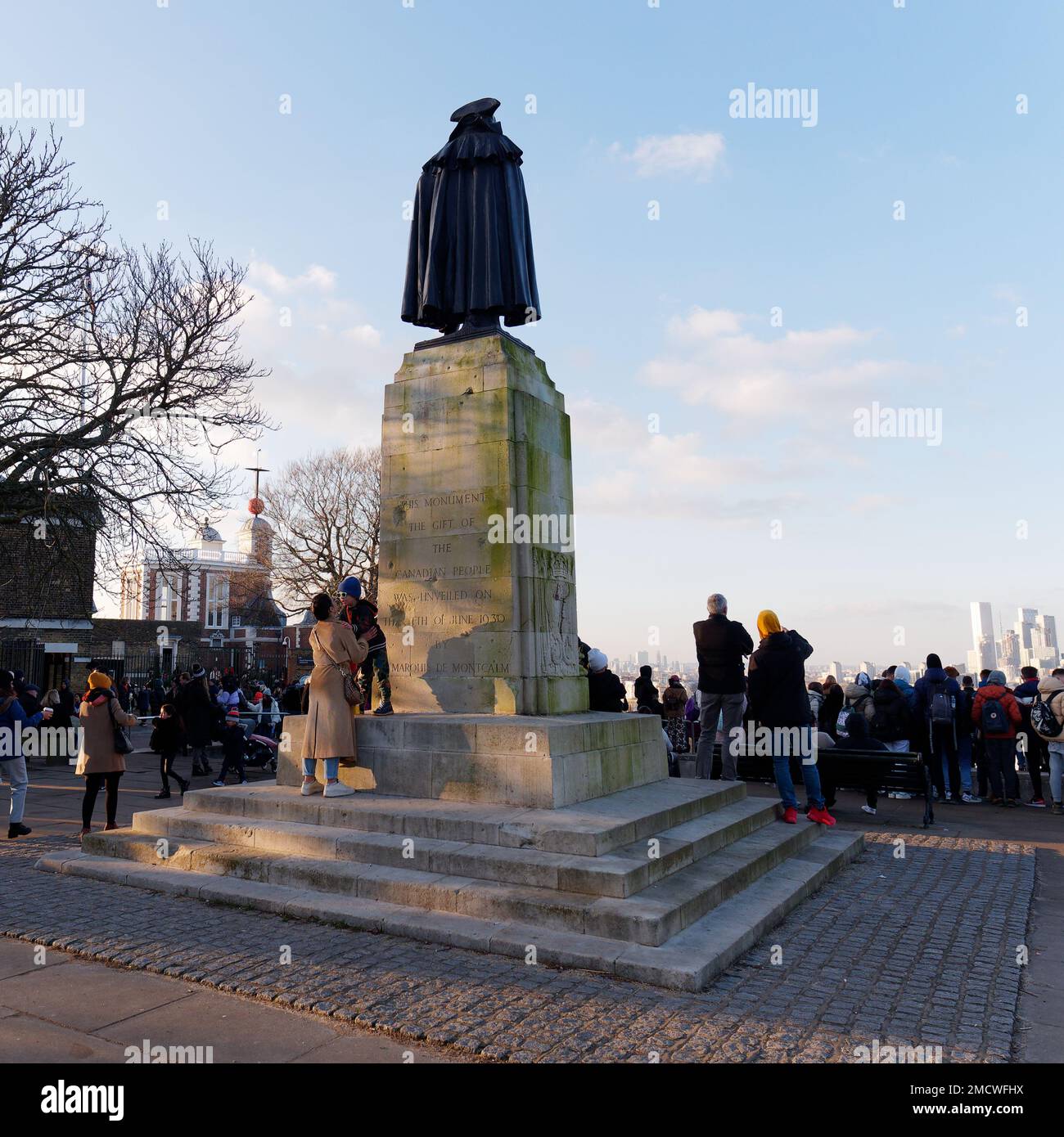 La gente gode delle vedute dal Greenwich Park con la statua del General Wolfe e l'Osservatorio reale in primo piano. Londra Inghilterra Foto Stock