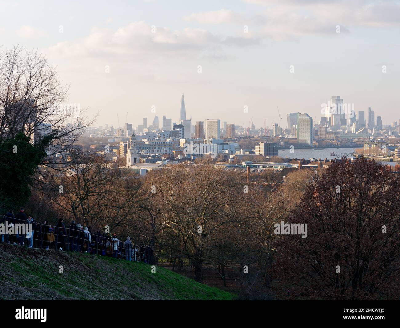 Vista dal Greenwich Park sul Tamigi con lo Shard dietro mentre le persone camminano sulla collina vicino all'Osservatorio fuori dall'immagine. Londra Inghilterra. Foto Stock