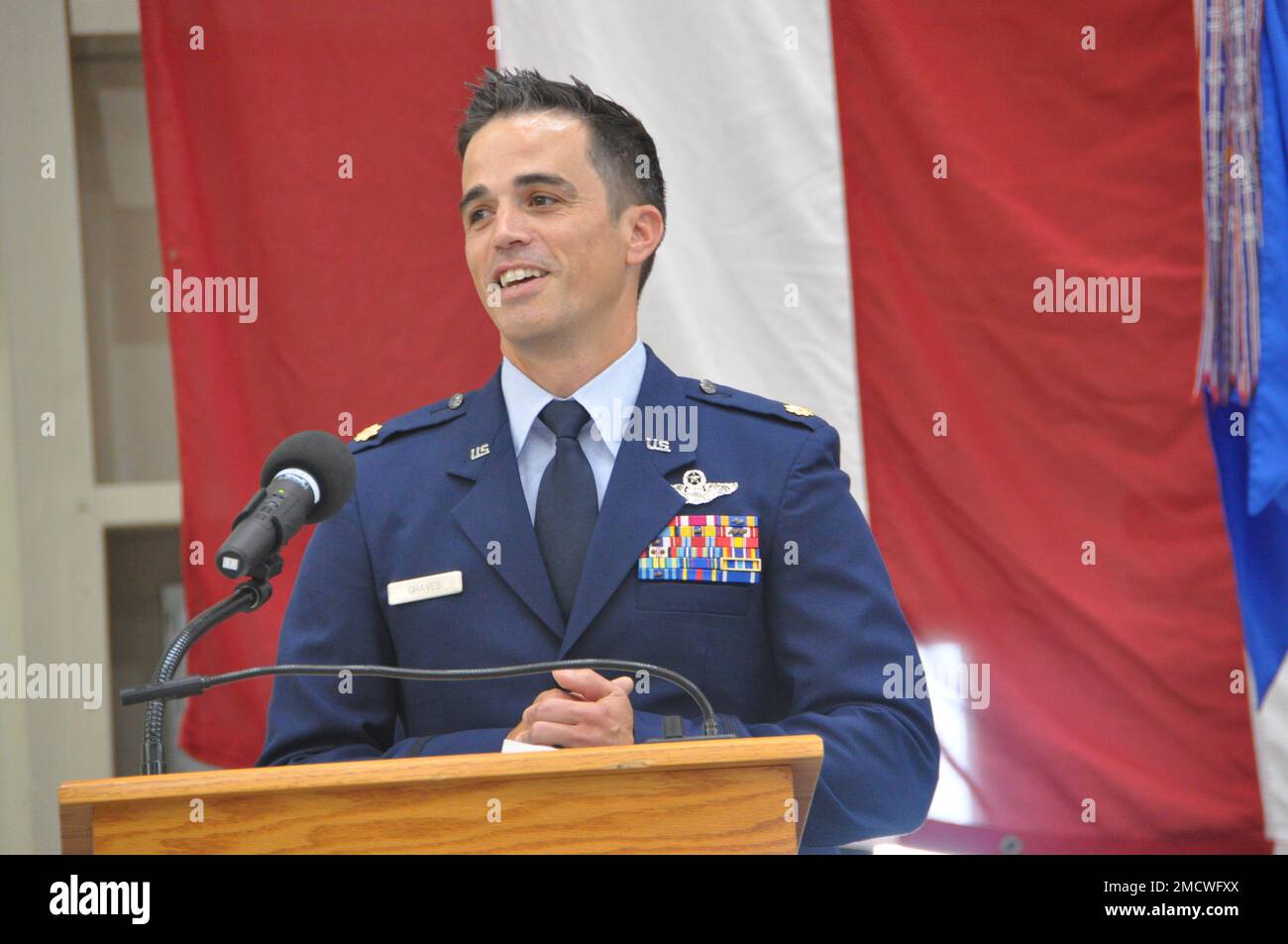 Il comandante dello Squadrone delle forze di sicurezza del 908th, il maggiore Scott Graves, si rivolge al pubblico durante una cerimonia di assunzione del comando il 10 luglio 2022 alla base dell'aeronautica militare di Maxwell, Alabama. Graves prende il comando della 908 SFS mentre l'ala si prepara per una potenziale remissione da una missione tattica C-130H Hercules a essere l'unità di addestramento formale dell'aeronautica militare per l'elicottero MH-139A Grey Wolf. Foto Stock