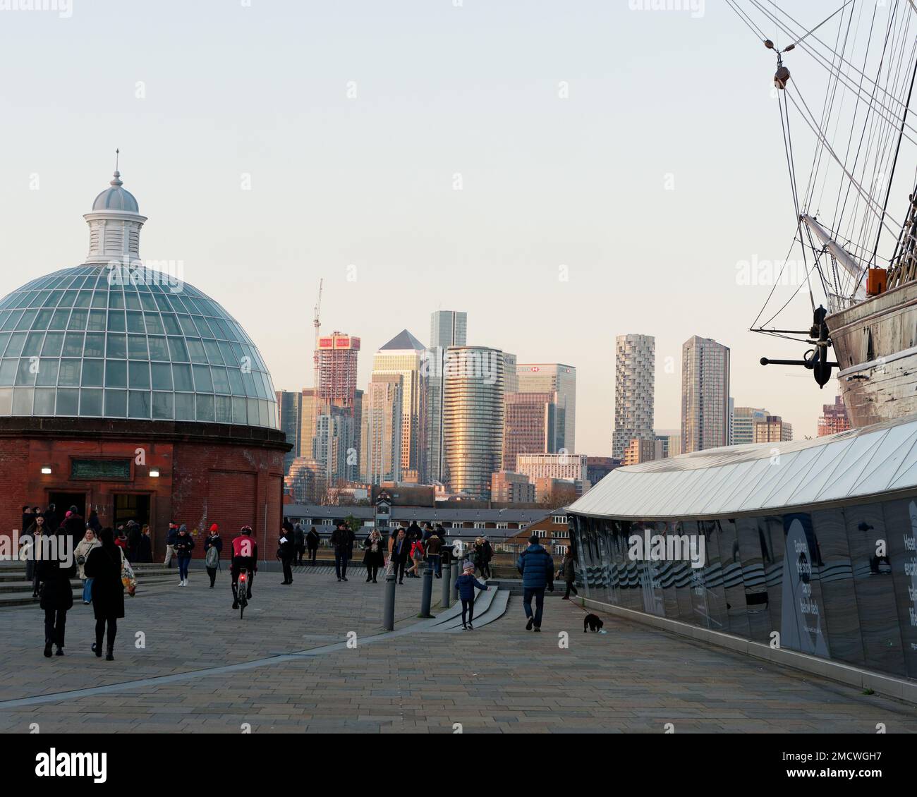 Ingresso a forma di cupola al Greenwich Foot Tunnel con parte della nave Cutty Sark destra, Londra Inghilterra Foto Stock