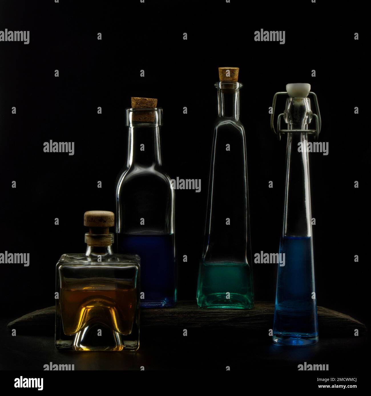 Tema Cosmesi, olio, misticismo, natura morta con liquidi colorati in bottiglie di vetro, Studio shot, Symbol photo Foto Stock