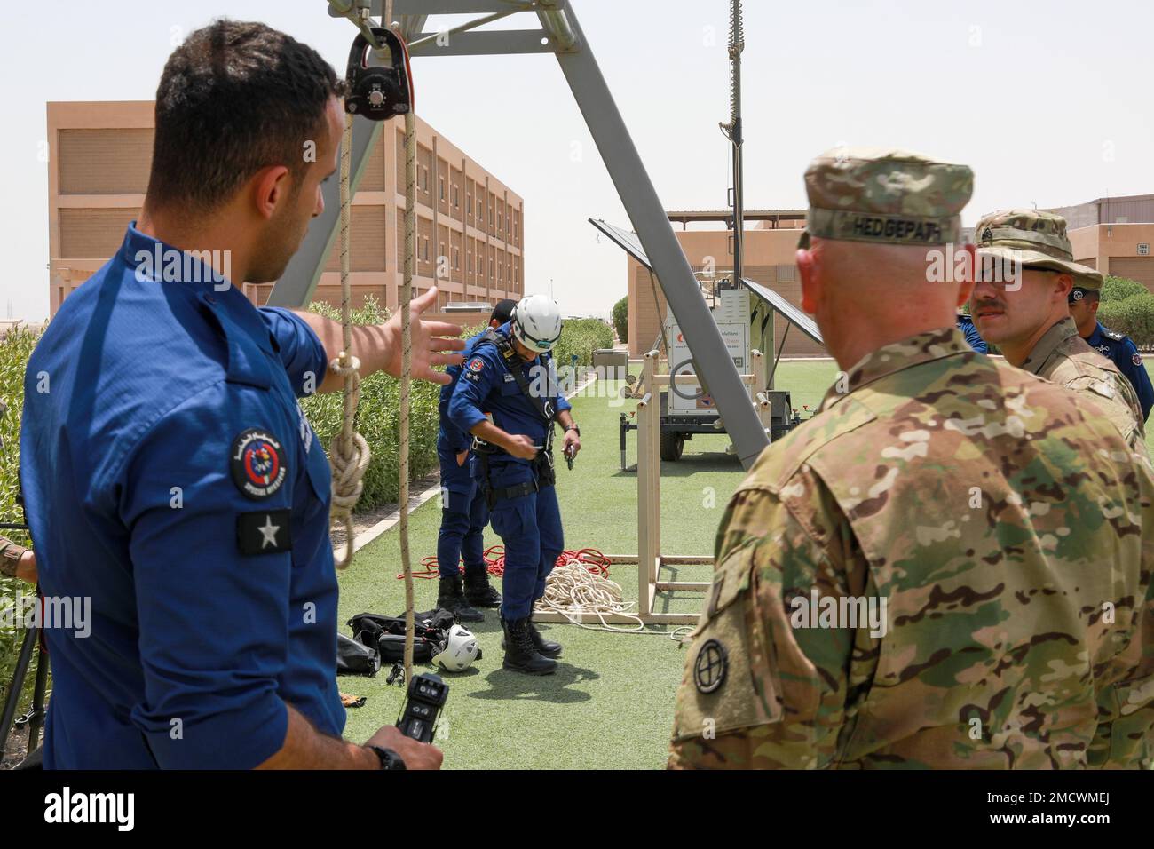 I soldati della 35th° Divisione di Fanteria e i membri della forza antincendio del Kuwait conducono uno scambio di esperti in materia (SMEE) sul campo di Arifjan, in Kuwait. La formazione si è focalizzata sulle operazioni di recupero del personale e sulle capacità di lotta contro il salvavita, seguita da un'evacuazione medica simulata con supporto per il sollevamento aereo dal 7-158th Aviation Regiment - GSAB. Foto Stock