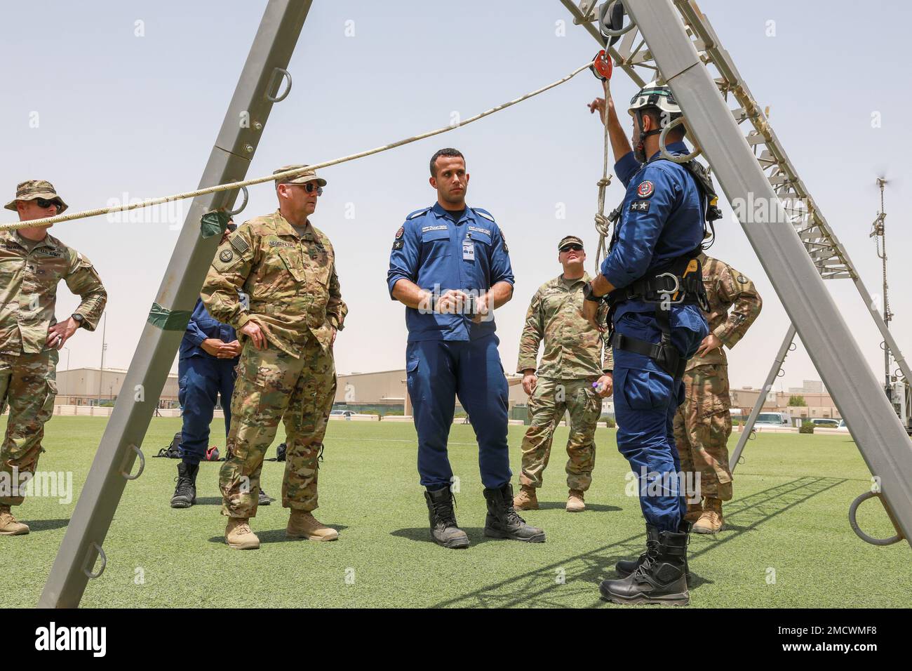I soldati della 35th° Divisione di Fanteria e i membri della forza antincendio del Kuwait conducono uno scambio di esperti in materia (SMEE) sul campo di Arifjan, in Kuwait. La formazione si è focalizzata sulle operazioni di recupero del personale e sulle capacità di lotta contro il salvavita, seguita da un'evacuazione medica simulata con supporto per il sollevamento aereo dal 7-158th Aviation Regiment - GSAB. Foto Stock
