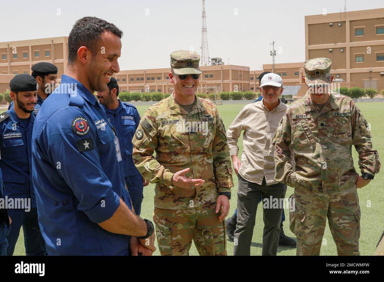 I soldati della 35th° Divisione di Fanteria e i membri della forza antincendio del Kuwait conducono uno scambio di esperti in materia (SMEE) sul campo di Arifjan, in Kuwait. La formazione si è focalizzata sulle operazioni di recupero del personale e sulle capacità di lotta contro il salvavita, seguita da un'evacuazione medica simulata con supporto per il sollevamento aereo dal 7-158th Aviation Regiment - GSAB. Foto Stock