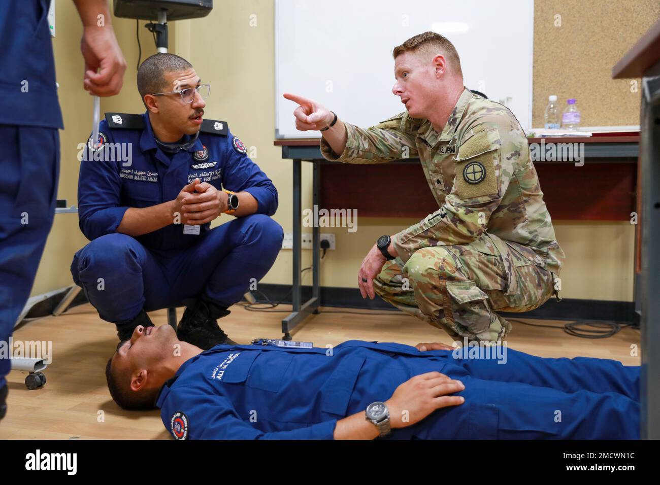 I soldati della 35th° Divisione di Fanteria e i membri della forza antincendio del Kuwait conducono uno scambio di esperti in materia (SMEE) sul campo di Arifjan, in Kuwait. La formazione si è focalizzata sulle operazioni di recupero del personale e sulle capacità di lotta contro il salvavita, seguita da un'evacuazione medica simulata con supporto per il sollevamento aereo dal 7-158th Aviation Regiment - GSAB. Foto Stock