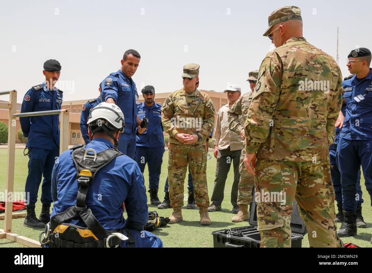 I soldati della 35th° Divisione di Fanteria e i membri della forza antincendio del Kuwait conducono uno scambio di esperti in materia (SMEE) sul campo di Arifjan, in Kuwait. La formazione si è focalizzata sulle operazioni di recupero del personale e sulle capacità di lotta contro il salvavita, seguita da un'evacuazione medica simulata con supporto per il sollevamento aereo dal 7-158th Aviation Regiment - GSAB. Foto Stock
